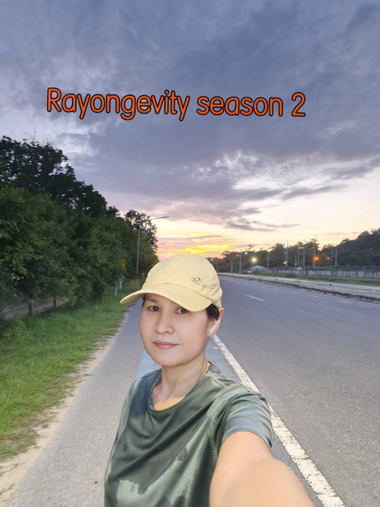 จิ๋วสวมหมวกเซลฟี่ริมถนนยามเย็น ท้องฟ้าสีส้มม่วง พร้อมข้อความ Rayongevity season 2 จากผลงาน ID 056